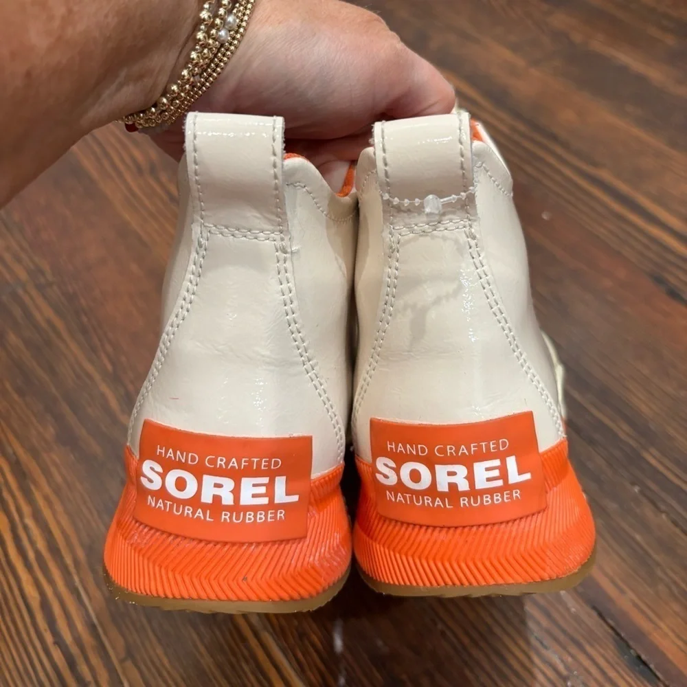 Sorel Women's Out N About III Classic Boot SIZE 7 Bleached Ceramic/ Orange